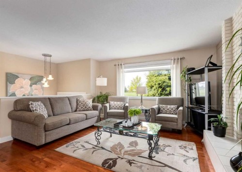 332 Pinemont Road Ne, Calgary, AB - Indoor Photo Showing Living Room
