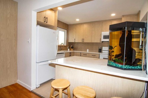 235 Avonburn Road Se, Calgary, AB - Indoor Photo Showing Kitchen