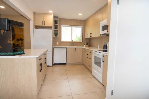 235 Avonburn Road Se, Calgary, AB - Indoor Photo Showing Kitchen