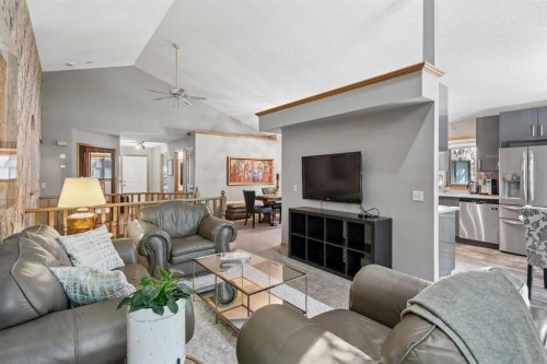 112 Oakbriar Close Sw, Calgary, AB - Indoor Photo Showing Living Room