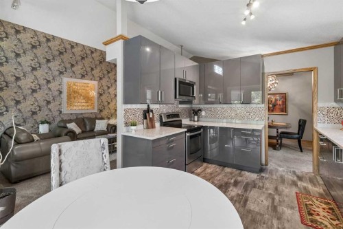 112 Oakbriar Close Sw, Calgary, AB - Indoor Photo Showing Other Room