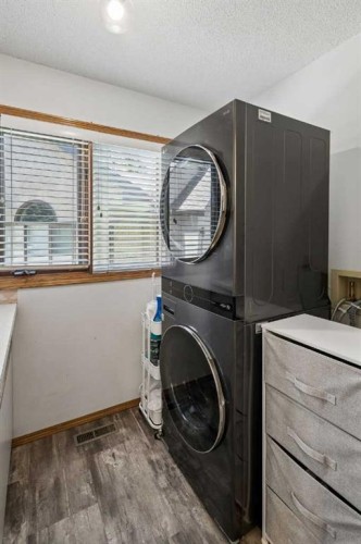 112 Oakbriar Close Sw, Calgary, AB - Indoor Photo Showing Laundry Room