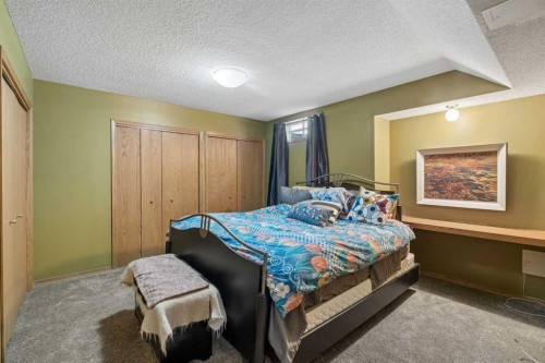 112 Oakbriar Close Sw, Calgary, AB - Indoor Photo Showing Bedroom