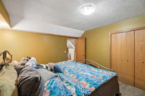112 Oakbriar Close Sw, Calgary, AB - Indoor Photo Showing Bedroom