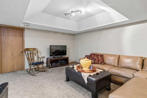 112 Oakbriar Close Sw, Calgary, AB - Indoor Photo Showing Living Room