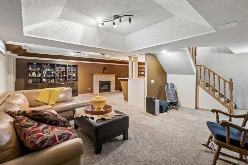 112 Oakbriar Close Sw, Calgary, AB - Indoor