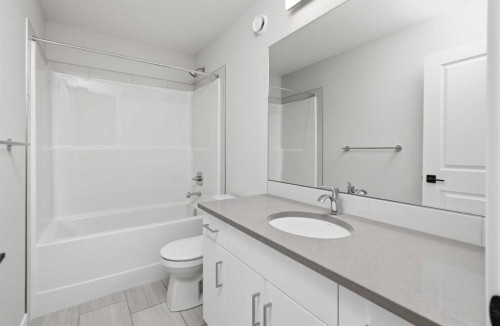 43 Belvedere Crescent Se, Calgary, AB - Indoor Photo Showing Bathroom