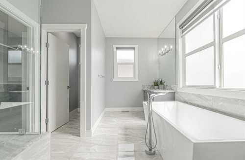 7 Waterford Heights, Chestermere, AB - Indoor Photo Showing Bathroom