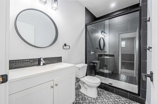 7 Waterford Heights, Chestermere, AB - Indoor Photo Showing Bathroom