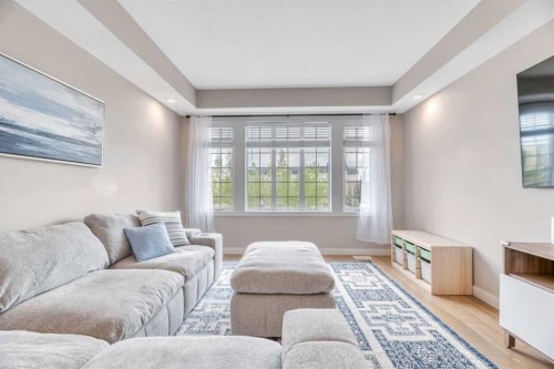 6 Quarry Gate Se, Calgary, AB - Indoor Photo Showing Living Room