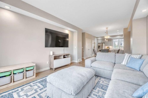 6 Quarry Gate Se, Calgary, AB - Indoor Photo Showing Living Room
