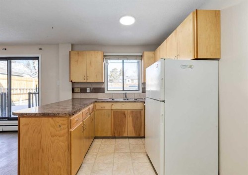 120 29 Avenue Nw, Calgary, AB - Indoor Photo Showing Kitchen With Double Sink