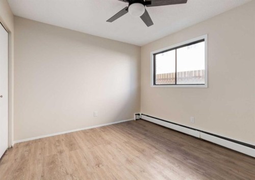 120 29 Avenue Nw, Calgary, AB - Indoor Photo Showing Other Room