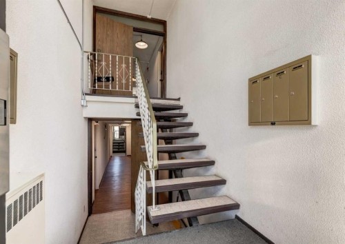 120 29 Avenue Nw, Calgary, AB - Indoor Photo Showing Other Room