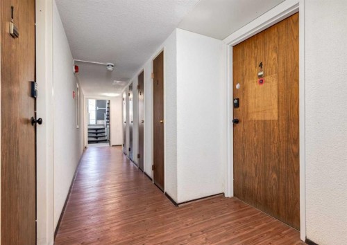 120 29 Avenue Nw, Calgary, AB - Indoor Photo Showing Other Room