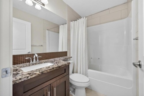 7104 36 Avenue Nw, Calgary, AB - Indoor Photo Showing Bathroom