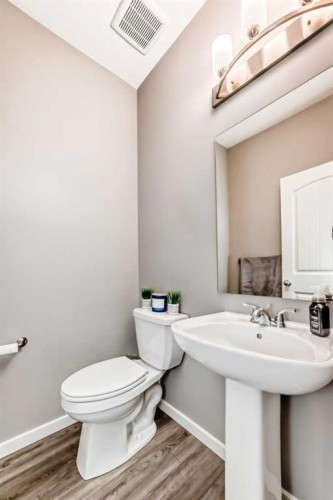 59 Heritage Heights, Cochrane, AB - Indoor Photo Showing Bathroom