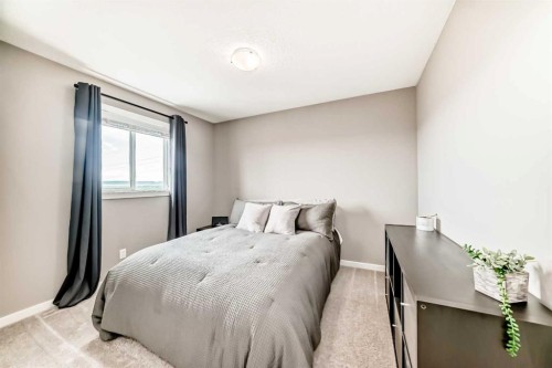 59 Heritage Heights, Cochrane, AB - Indoor Photo Showing Bedroom