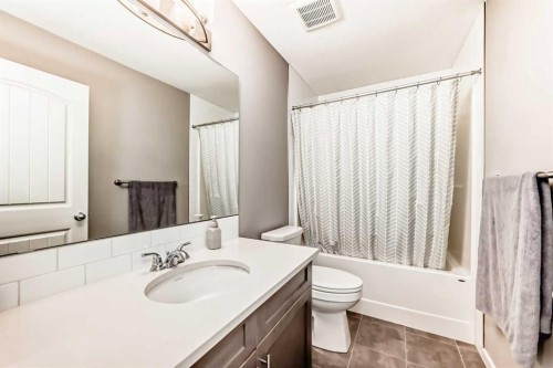 59 Heritage Heights, Cochrane, AB - Indoor Photo Showing Bathroom