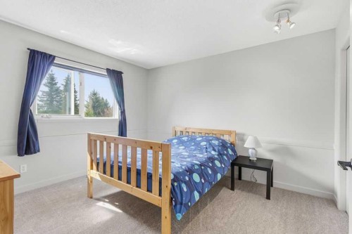 42 Evergreen Terrace Sw, Calgary, AB - Indoor Photo Showing Bedroom