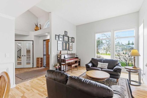 42 Evergreen Terrace Sw, Calgary, AB - Indoor Photo Showing Living Room