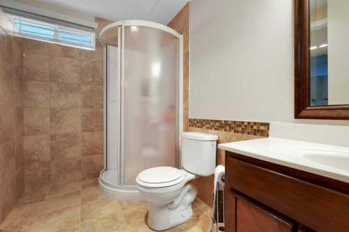 1296 Berkley Drive Nw, Calgary, AB - Indoor Photo Showing Bathroom