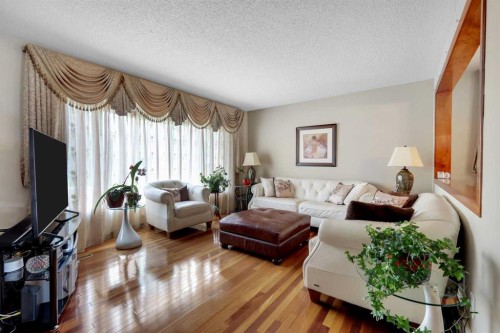 1296 Berkley Drive Nw, Calgary, AB - Indoor Photo Showing Living Room