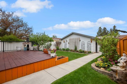 1296 Berkley Drive Nw, Calgary, AB - Outdoor