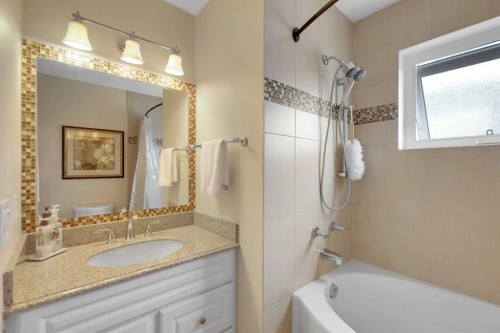 1296 Berkley Drive Nw, Calgary, AB - Indoor Photo Showing Bathroom