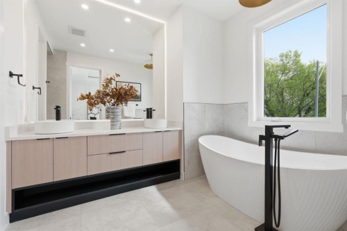 2105B 7 Street Ne, Calgary, AB - Indoor Photo Showing Bathroom