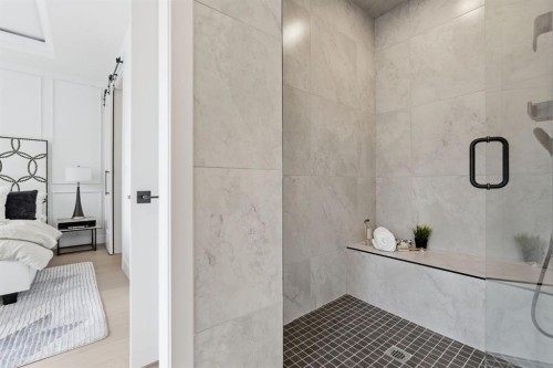 2105B 7 Street Ne, Calgary, AB - Indoor Photo Showing Bathroom