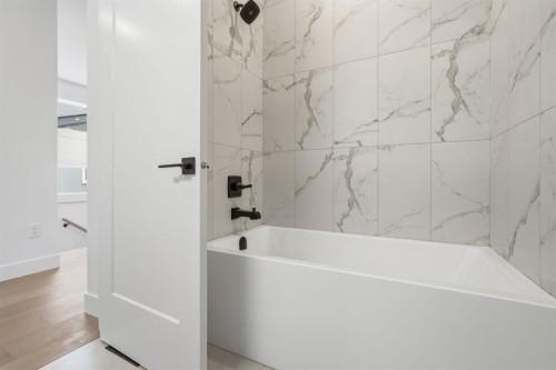 2105B 7 Street Ne, Calgary, AB - Indoor Photo Showing Bathroom