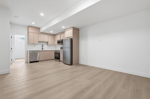 2105B 7 Street Ne, Calgary, AB - Indoor Photo Showing Kitchen