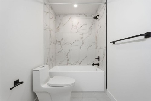 2105B 7 Street Ne, Calgary, AB - Indoor Photo Showing Bathroom