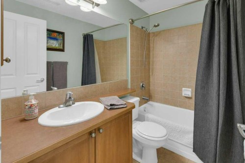 36 Rockyspring Rise Nw, Calgary, AB - Indoor Photo Showing Bathroom