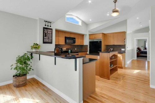 36 Rockyspring Rise Nw, Calgary, AB - Indoor Photo Showing Kitchen
