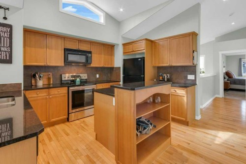 36 Rockyspring Rise Nw, Calgary, AB - Indoor Photo Showing Kitchen