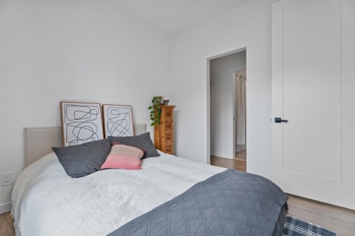 408 Greenbriar Common Nw, Calgary, AB - Indoor Photo Showing Bedroom