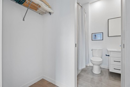 408 Greenbriar Common Nw, Calgary, AB - Indoor Photo Showing Bathroom