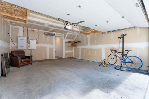 408 Greenbriar Common Nw, Calgary, AB - Indoor Photo Showing Garage