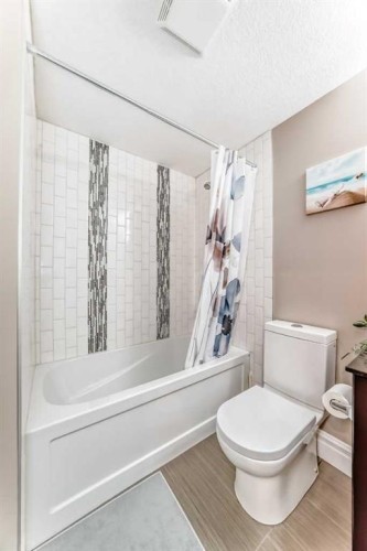 75 Silverado Bank Gardens Sw, Calgary, AB - Indoor Photo Showing Bathroom