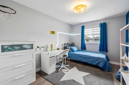 105 Royal Birch Crescent Nw, Calgary, AB - Indoor Photo Showing Bedroom