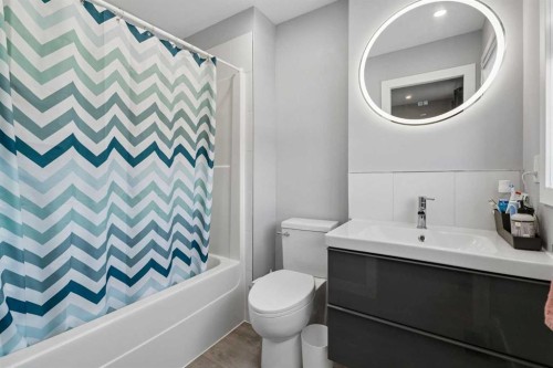 105 Royal Birch Crescent Nw, Calgary, AB - Indoor Photo Showing Bathroom