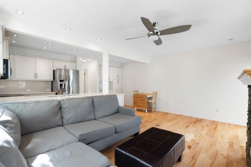 10 Eversyde Court Sw, Calgary, AB - Indoor Photo Showing Living Room
