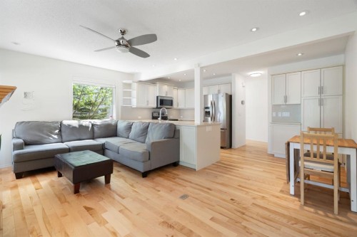 10 Eversyde Court Sw, Calgary, AB - Indoor Photo Showing Living Room