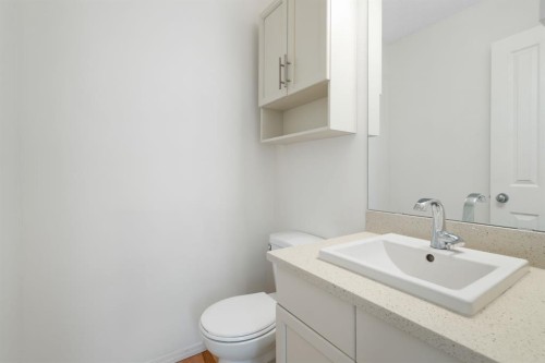 10 Eversyde Court Sw, Calgary, AB - Indoor Photo Showing Bathroom