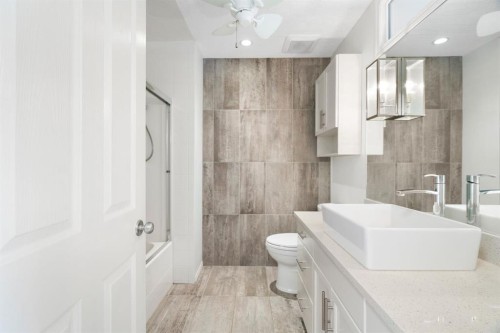 10 Eversyde Court Sw, Calgary, AB - Indoor Photo Showing Bathroom