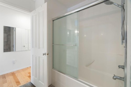 10 Eversyde Court Sw, Calgary, AB - Indoor Photo Showing Bathroom