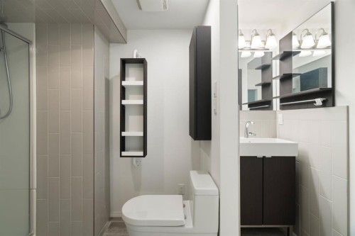 10 Eversyde Court Sw, Calgary, AB - Indoor Photo Showing Bathroom