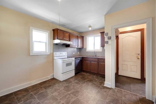 1507 1 Street Ne, Calgary, AB - Indoor Photo Showing Kitchen